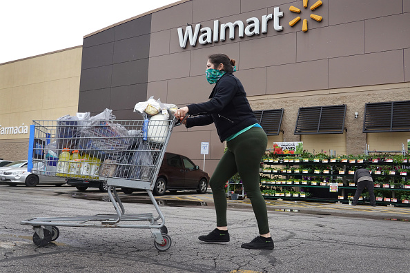 Walmart is Paying Its US Workers Another Round of Cash Bonuses Worth $388 Million