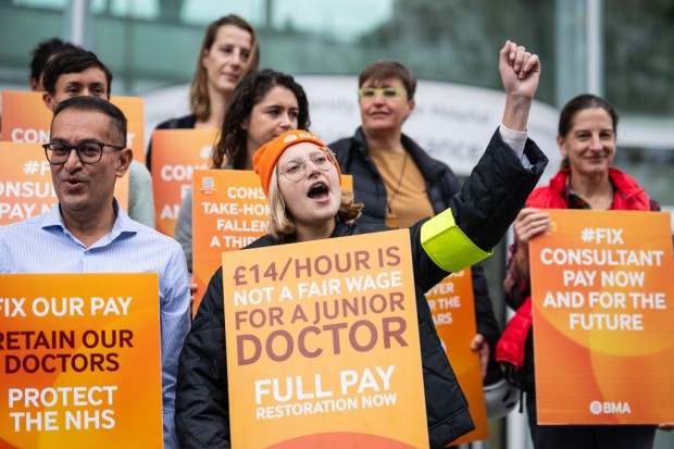 UK Doctors' Strike Threat Recedes as Government Agrees to Pay Rise