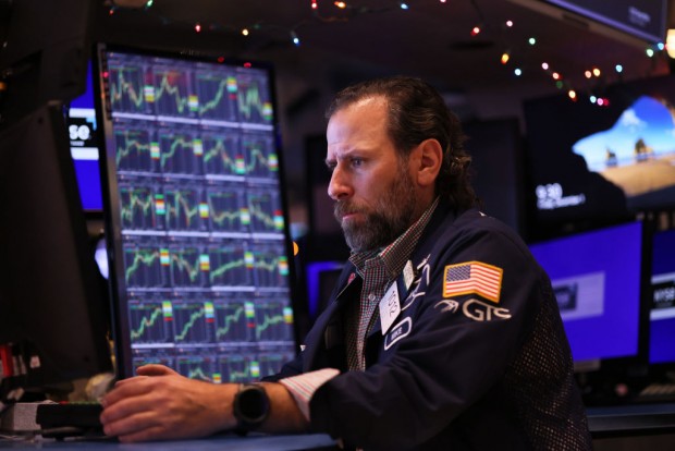 US Stocks Navigate Uncertainty as $5 Trillion Options Hang in the Balance