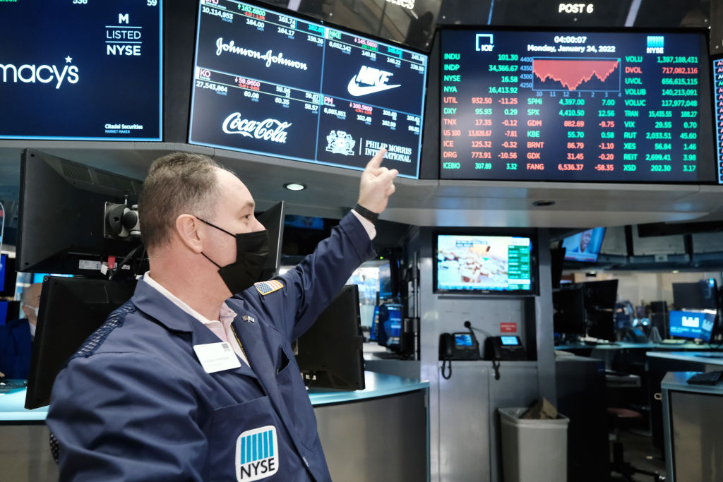 Dow Swings Wildly, Closing Sharply Lower in Sudden Turnaround