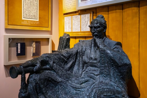 Statue of Sun Tzu at the Military Museum of the Chinese People's Revolution